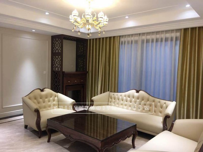 Bàn trà được lắp đặt mặt kính cường lực với kiểu dáng cổ điển của gỗ óc chó.